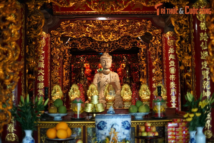 1. Chính điện của chùa Phật Tích là nơi tôn trí pho tượng Phật A Di Đà bằng đá lớn nhất và nguyên vẹn nhất của thời Lý. Đây là một trong những hiện vật đầu tiên được công nhận là Bảo vật quốc gia của Việt Nam (đợt 1, năm 2012).