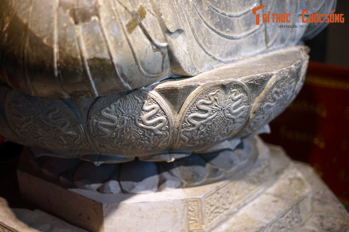 Tượng được đặt tòa sen trang và chân bệ được chạm khắc cầu kỳ. Các nhà nghiên cứu đánh giá, bức tượng cùng các hoa văn trang trí trên bệ phản ánh sự đặc sắc của nghệ thuật Việt, tiêu biểu cho sự mở đầu của nghệ thuật Phật giáo nói riêng và nghệ thuật độc lập tự chủ Đại Việt nói chung.