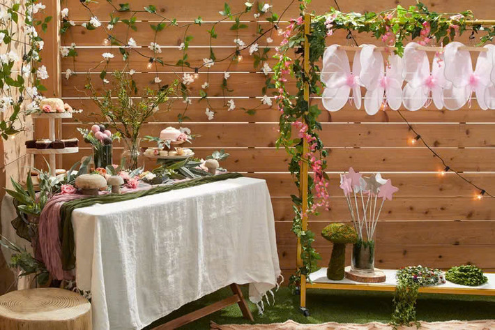 Cắt một miếng gốc cây mỏng để làm đĩa gỗ sẽ thêm điểm nhấn cho buổi tiệc theo chủ đề rừng, thiên nhiên...
