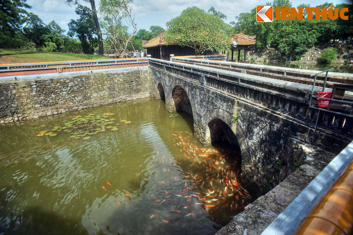 Từ sân trước lăng có một cầu đá ba nhịp dẫn vào Xung Khiêm Tạ.