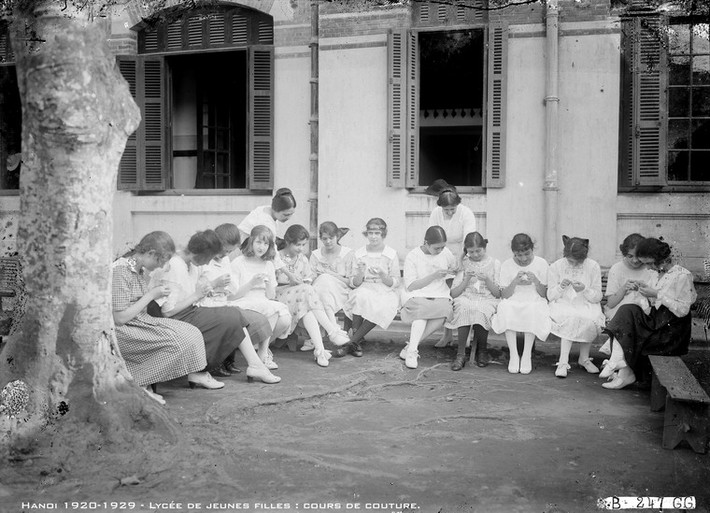 Giờ học may diễn ra ngoài trời.