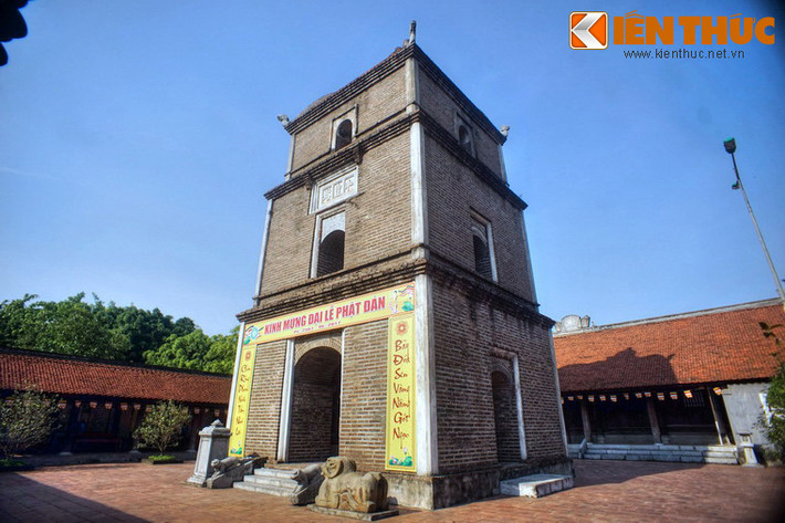 Mỗi tầng tháp có bốn cửa vòm.