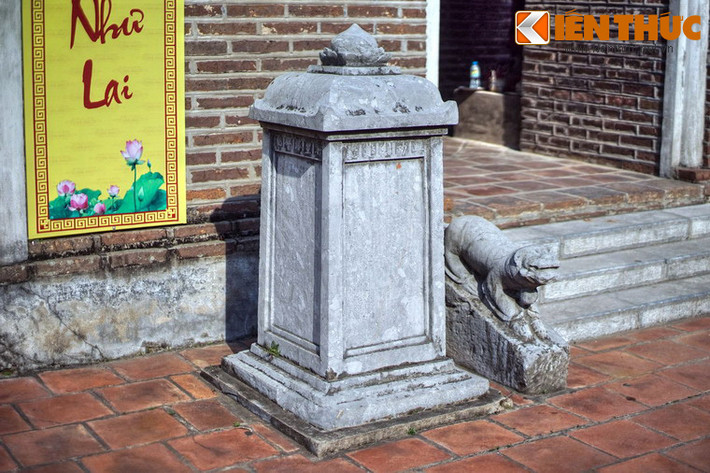 Trước tháp, bên phải có tấm bia vuông dựng năm 1738, còn khá nguyên vẹn.