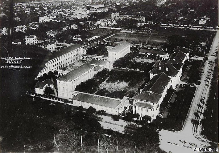 Toàn cảnh trường Trung học Albert Sarraut nhìn từ máy bay. Công trình này ngày nay là văn phòng Trung ương Đảng Cộng sản Việt Nam.