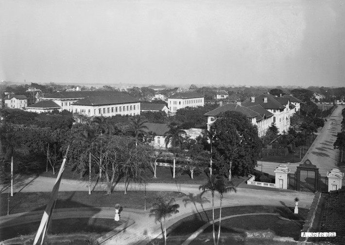 Toàn cảnh trường Albert Sarraut nhìn từ Dinh Toàn quyền.