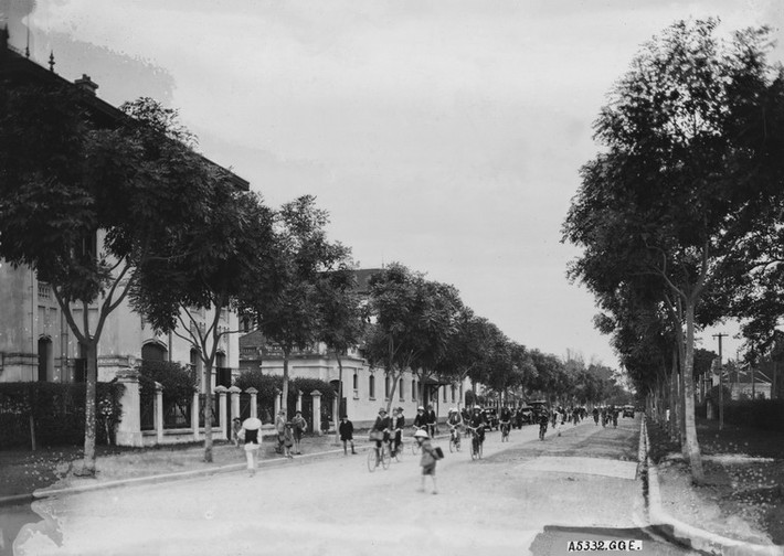 Khu vực cổng ra giờ tan học.