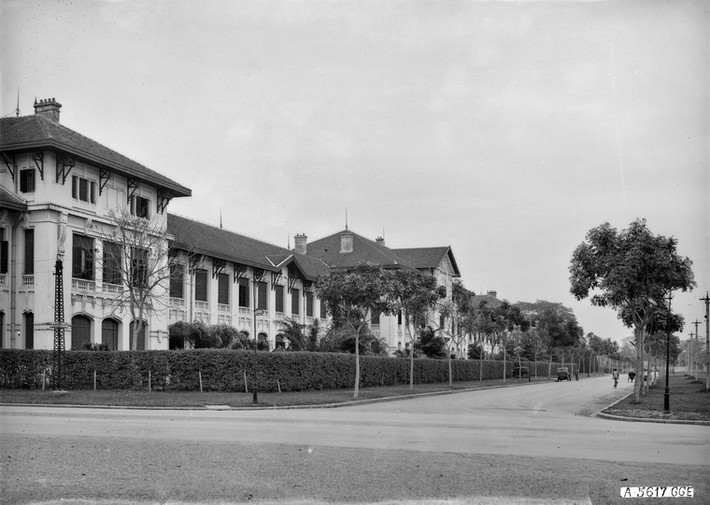 Trường trung học Albert Sarraut nhìn từ ngã ba đại lộ Brière - đại lộ Cộng hòa (nay là ngã ba Hùng Vương - Hoàng Văn Thụ, trước cổng Phủ Chủ tịch).