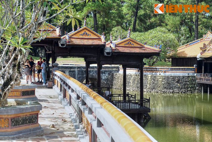 Dũ Khiêm Tạ có quy mô nhỏ hơn, được chế tác theo hệ khung gỗ truyền thống của Huế: cột – kèo – xuyên – trến, là một tổ hợp bao gồm ba gian nhà được ghép với nhau theo trục dọc của công trình, với ba cao độ chênh lệch nhau.