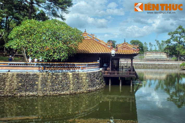 Xung Khiêm Tạ bao gồm hai bộ phận Chính doanh và Tiền doanh được nối với nhau bằng một thừa lưu. Tiền doanh là một công trình được dựng trên mặt nước với hệ thống trên 16 cột chính và 18 trụ đỡ được cố định dưới đáy hồ. Chính doanh là không gian sinh hoạt chính, có phần nền nằm trên mặt đất, kết cấu như một ngôi nhà rường có 6 gian bằng gỗ.
