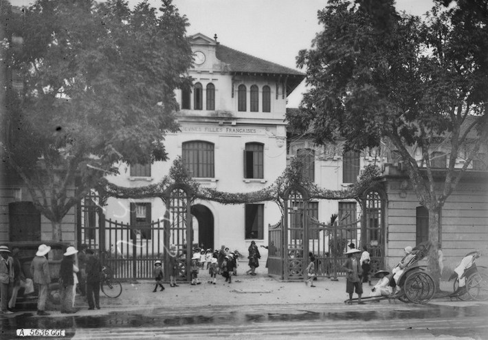 3. Cổng trường Trường Nữ Trung học Hà Nội (Collège des Jeunes Filles) ở phố Félix Faure (nay là Bộ Tư pháp ở 60 phố Trần Phú), Hà Nội thập niên 1920. Đây là cơ sở học tập dành cho các tiểu thư Pháp ở Hà Nội thời thuộc địa.