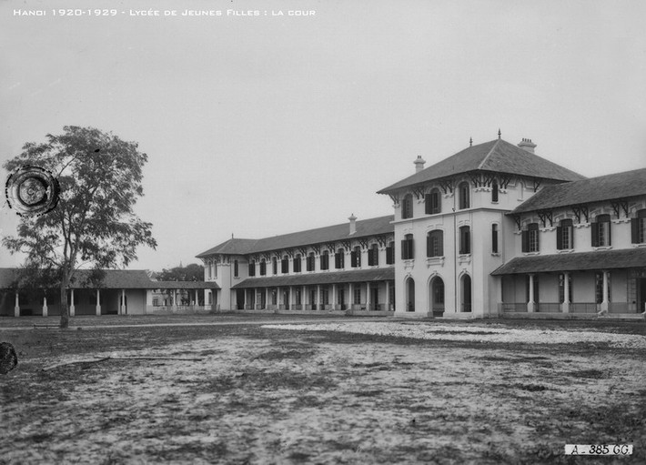 Một khu nhà trong khuôn viên trường Nữ Trung học Hà Nội.