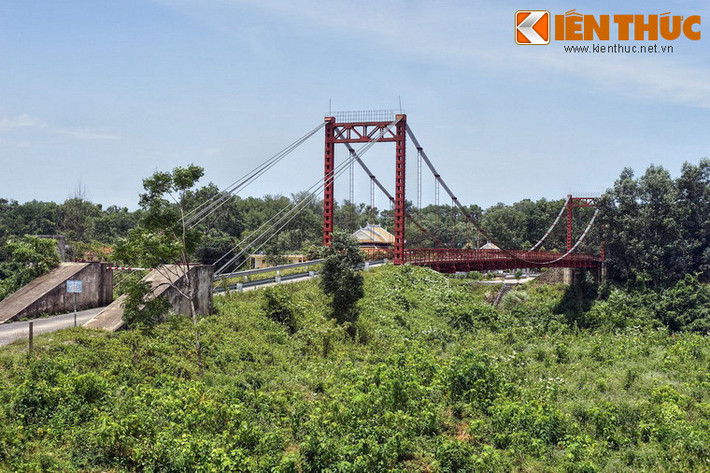 Cây cầu lịch sử này được các kỹ sư Cuba thiết kế và tư vấn xây dựng, Trung đoàn 99 Công binh tiến hành thi công trên trục đường 15 để thay thế ngầm Bến Tắt - điểm vượt thượng nguồn sông Bến Hải.
