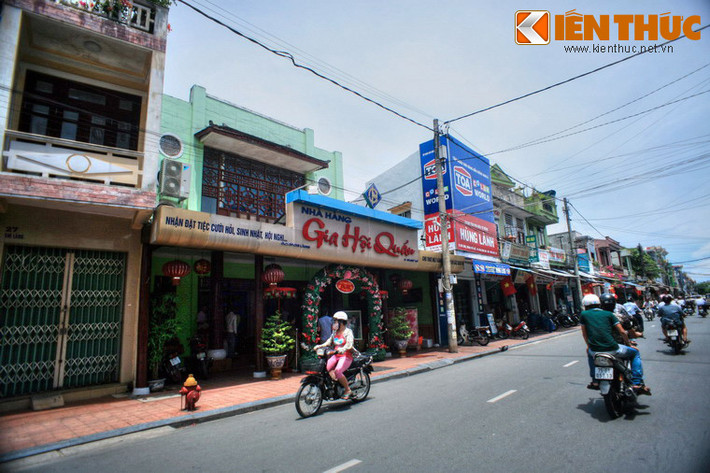 Nằm trên địa bàn của ba phường Phú Cát, Phú Hiệp, Phú Hậu, về phía Đông Kinh thành Huế, đường Chi Lăng còn được gọi là đường Gia Hội hay khu Phố Tàu là một con đường có lịch sử đặc biệt ở Cố đô Huế.