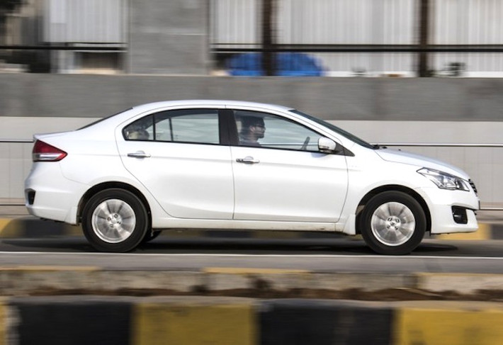 So với các đối thủ cùng phân khúc, Suzuki Ciaz sở hữu thiết kế có phần "già dặn" và thiên về hướng tạo cảm giác sang trọng. Xe có những chi tiết thiết kế khá cao cấp như lưới tản nhiệt và tay nắm cửa mạ chrome, mâm 16 inch nhiều nan cùng đèn pha dạng thấu kính.