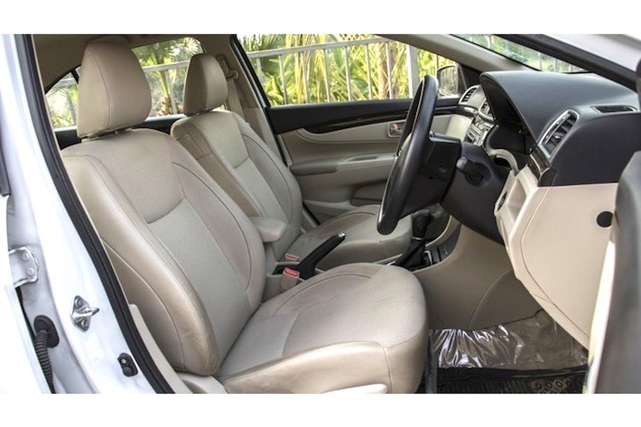 Trên các phiên bản cao cấp, nội thất của xe có thể được bọc da, tuy nhiên toàn bộ các ghế ngồi sẽ được chỉnh cơ. Xe được trang bị khá nhiều tiện ích như điều hòa tự động, vô-lăng tích hợp nút gọi điện thoại, khởi động bằng nút bấm và chìa khóa thông minh...