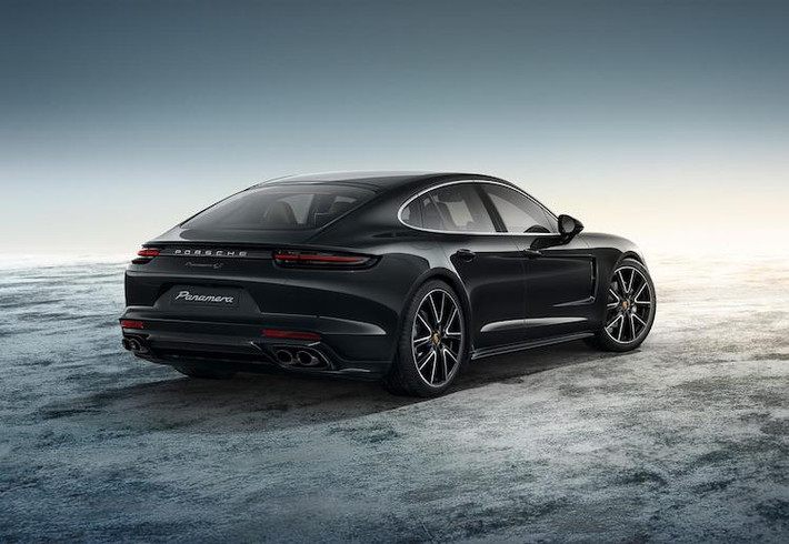 Khi đặt hàng Panamera, khách hàng có thể lựa chọn thêm gói trang bị Exclusive ngay từ bây giờ. Tuy nhiên cũng giống như các phiên bản thường, phải tới tháng 11 Porsche mới bắt đầu giao xe cho khách.