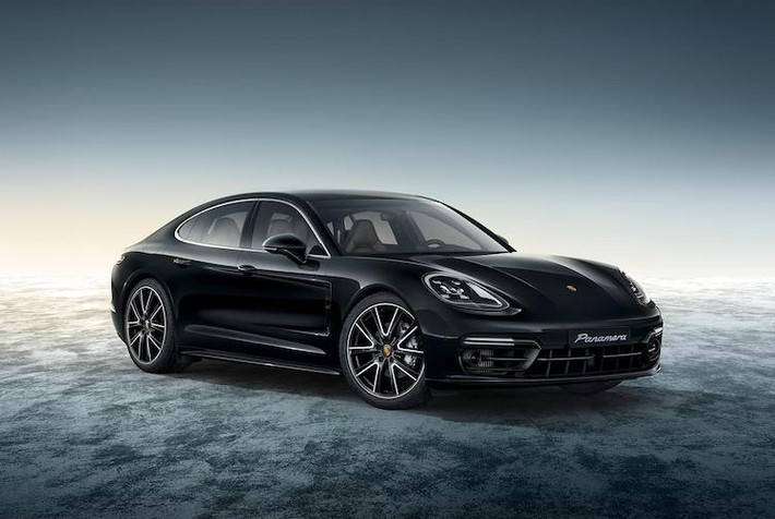Porsche Exclusive là một gói tùy chọn nâng cấp nội-ngoại thất nhẹ được hãng xe thể thao Đức dành cho tất cả các dòng xe của hãng, nhằm cung cấp cho khách hàng muốn một mẫu xe độc đáo hơn một chút so với nguyên bản. Vừa ra mắt cách đây không lâu, mẫu sedan 4 cửa Porsche Panamera 2017 cũng vừa có gói Exclusive dành cho riêng mình.