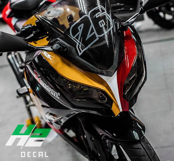 Do có kiểu dáng sportbike thể thao nên Ninja 300 tỏ ra khá phù hợp với "màu cờ sắc áo" của xe đua Honda. Quan trọng hơn, do đây là tem trùm nên chủ xe có thể nhanh chóng khôi phục chiếc xe về nguyên bản bằng cách lột tem.