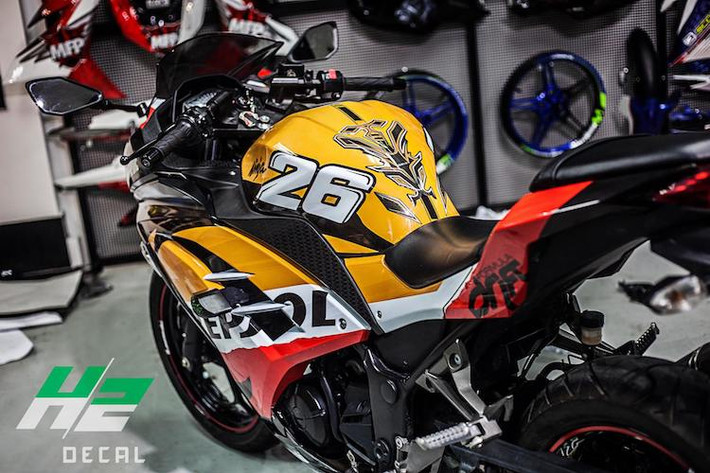 Tại Việt Nam, Kawasaki Ninja 300 2016 hiện đang được phân phối chính hãng với giá niêm yết 195 triệu. Tuy nhiên, chiếc xe cũng thường xuyên nằm trong các đợt giảm giá mạnh đặc biệt của Kawasaki Việt Nam, với mức giảm tới hàng chục triệu đồng.