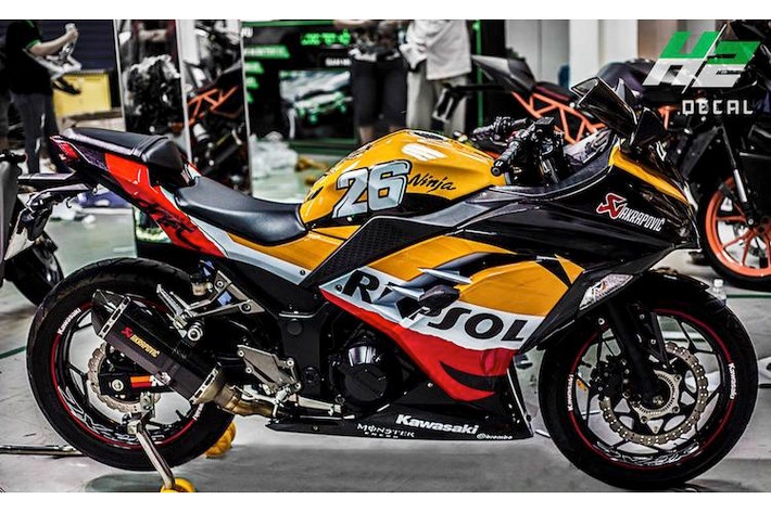 Là một hãng hóa dầu nổi tiếng từ Tây Ban Nha, hình ảnh của Repsol đã gắn liền với những chiếc xe đua MotoGP Honda nói riêng và xe thể thao Honda nói chung từ hàng chục năm nay. Tuy nhiên để tạo phong cách riêng cho chiếc Kawasaki Ninja 300 của mình, một chủ xe đã lựa chọn dàn tem này để trang trí cho "xế yêu".