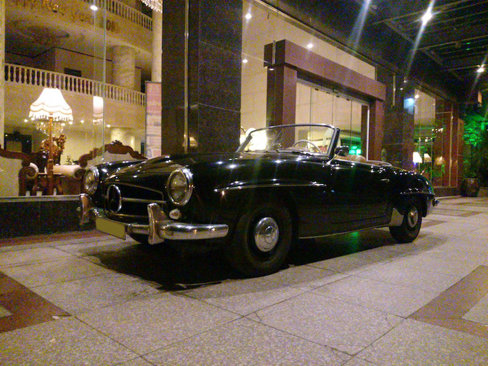Ra mắt lần đầu tại triển lãm New York 1954, Mercedes-Benz 190SL là mẫu xe mui trần hạng sang được sản xuất từ năm 1955 tới 1963. Nhiều khả năng trước đây, chiếc xe đã được nhập vào Việt Nam trong giai đoạn từ 1955-1975, khi người Mỹ còn đang xâm lược nước ta.