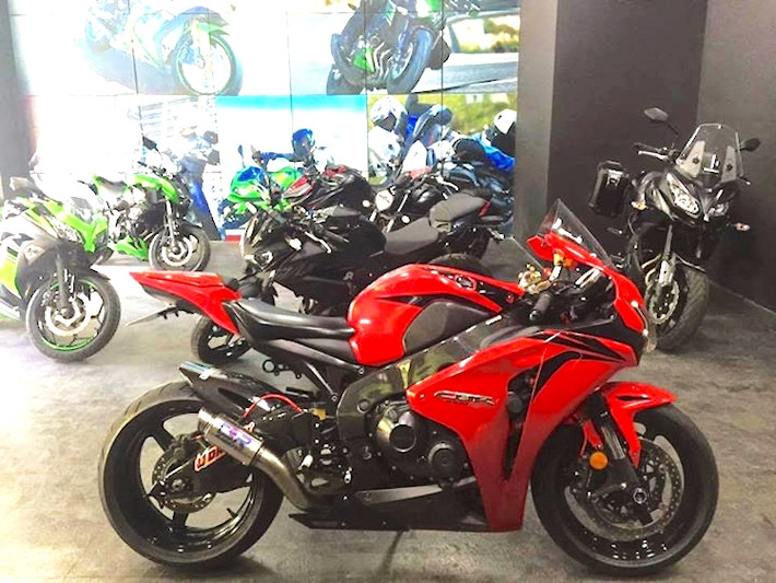 Điểm nhấn đầu tiên trên chiếc CBR1000RR này đó là hàng loạt các chi tiết sợi carbon tương phản với màu sơn màu đỏ nguyên bản, có thể kể tới gồm ốp khung xe của Carbon2Race, ốp gắp của hãng BESTEAM, dè con ở bánh sau của Tekacarbon. Phần đuôi xe cũng được tối giản với việc bỏ dè sau, thay yên solo chính hãng và đèn hậu LED tích hợp xi-nhan từ hãng Motodynamic.