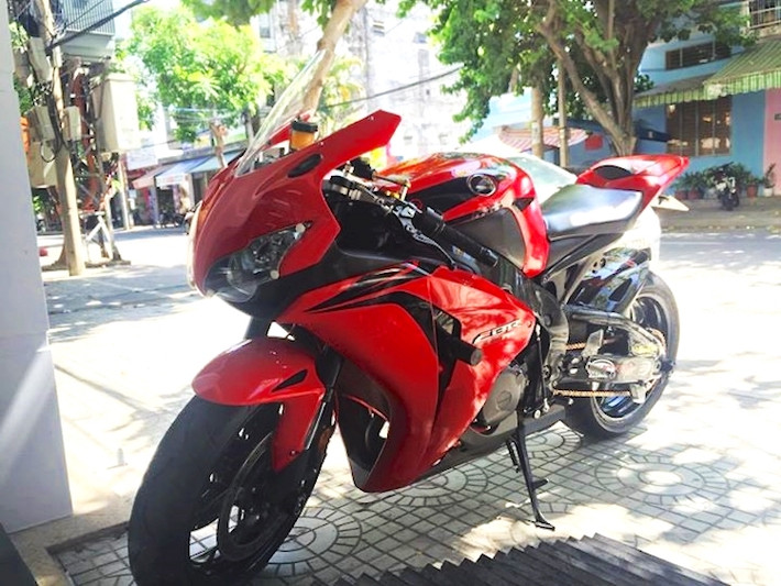 Thường được dân chơi xe Việt Nam gọi với cái tên "Bò rừng", Honda CBR1000RR đời 2008 dù đã cũ nhưng vẫn là một mẫu sportbike đầy mạnh mẽ và tốc độ. Tuy nhiên chưa bằng lòng với chiếc xe, một người sở hữu CBR1000RR tại Đà Nẵng vẫn tiếp tục trang bị một loạt các đồ chơi "hàng hiệu" để cải thiện nó ở mọi mặt.