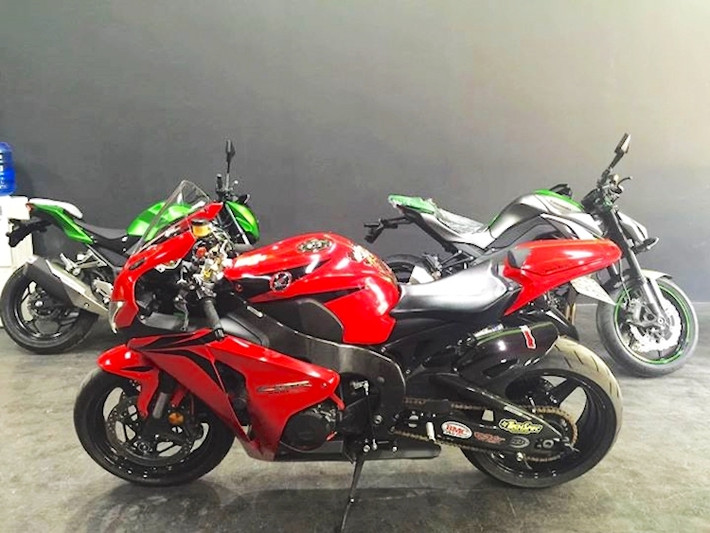 Không chỉ giúp cải thiện thẩm mỹ của chiếc xe, loạt đồ chơi gắn trên chiếc superbike Honda CBR1000RR của một biker Đà Nẵng còn góp phần thực sự tăng hiệu năng của chiếc xe.