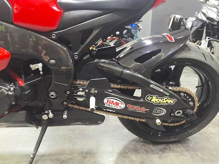 "Dàn chân" phía trước của chiếc xe được giữ nguyên bản. Tuy nhiên ở phía sau, CBR1000RR có thêm loạt đồ chơi của hãng Gilles gồm dàn để chân, pát tăng sên, ốc cốt bánh sau bằng titan. Ngoài ra, xe còn được thay bộ NSD 530 Driven cùng ốp bảo vệ sên của hãng Atech tới từ Nhật.