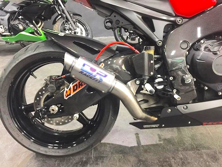 Khối động cơ 999 cc DOHC 4 xi-lanh thẳng hàng của CBR1000RR được giữ nguyên, tuy nhiên chiếc xe độ này vẫn có công suất cao hơn nguyên bản nhờ ECU Power Commander 3, lọc gió BMC, bộ bugi Brisk Race, pô titan full system Racefit cùng một số đồ chơi khác để tăng sự bền bỉ cho động cơ như bảo vệ két nước của Cox và ống tản nhiệt Samco SPort.