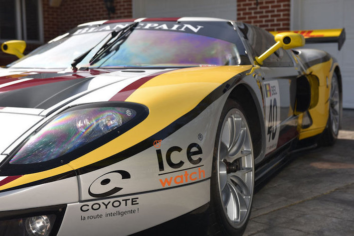 Dù dựa trên chiếc Ford GT bình thường nhưng trên thực tế, chỉ có chassis và đèn hậu của Ford GT1 chia sẻ chung với phiên bản dân dụng. Mọi chi tiết còn lại trên chiếc xe đều là "hàng thửa", được thiết kế và sản xuất để có thể chịu đựng được sự khắc nghiệt của các giải đua GT1 - thể thức cao nhất trong số toàn bộ các giải đua xe GT trên Thế giới.