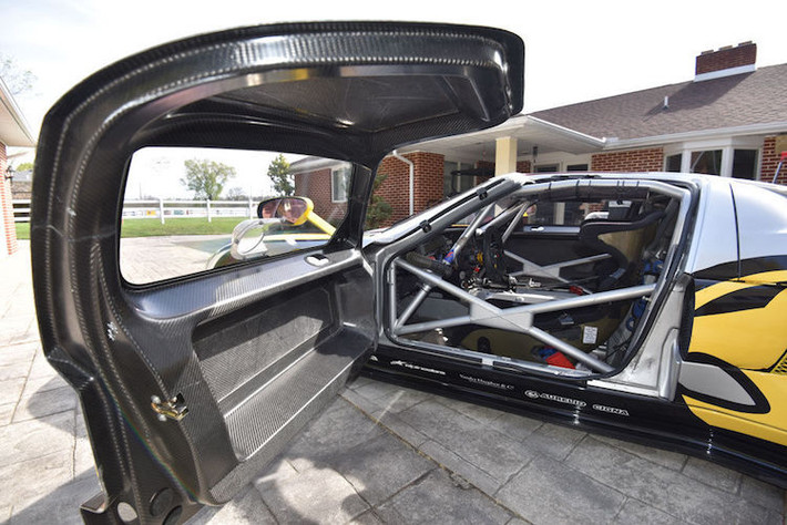 Toàn bộ vỏ của Ford GT1 cũng đã được làm từ sợi carbon để giảm trọng lượng xe xuống tối đa, bên cạnh việc loại bỏ tất cả các tiện nghi bên trong nội thất. Giống như những chiếc xe đua khác, cabin của Ford GT1 chỉ có hệ thống cứu hỏa, cặp ghế đua, bảng táp-lô, vô-lăng cùng bộ khung thép.