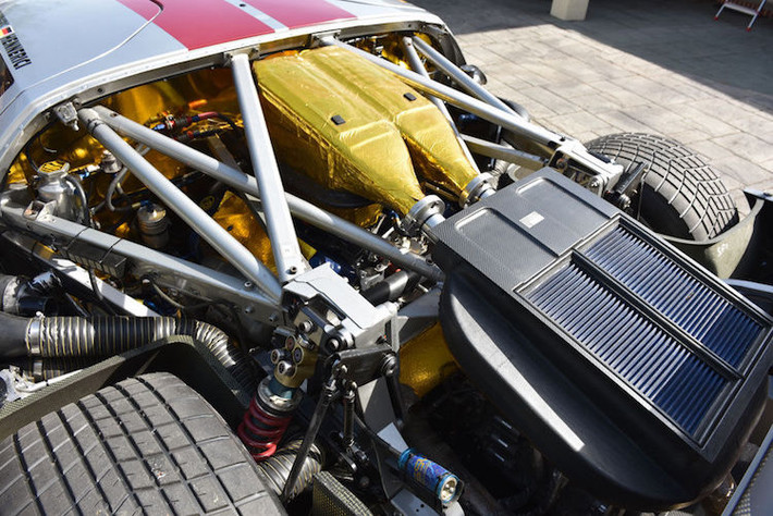 Thay vì động cơ siêu nạp V8 5.4l như phiên bản bình thường, Ford GT1 được trang bị động cơ "hàng thửa" 5.3l V8 nạp khí tự nhiên của hãng độ Roush-Yates, chỉ chạy xăng đua A102 để cho công suất tối đa lên tới 650 mã lực và mô-men xoắn cực đại 719 Nm.