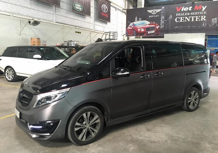 Xuất hiện lần đầu tại Việt Nam tại sự kiện Mercedes Fashion Week 2015, Mercedes V220 CDI là một mẫu xe van cao cấp thuộc dòng V-Class của Mercedes. Sở hữu thiết kế khá hấp dẫn theo ngôn ngữ mới nhất của Mercedes, chiếc xe đã được hãng độ Larte Design từ Đức thiết kế riêng một mẫu bodykit với tên gọi Black Crystal.