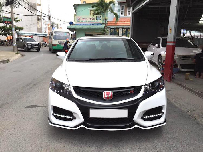 Để khiến chiếc Civic sedan của mình mang vẻ ngoài tương tự như Civic Type-R Hatchback tại châu Âu, một người chơi xe tại Sài Gòn đã "nhờ cậy" tới garage Phi Long để trang bị cho chiếc xe một bộ bodykits có thiết kế tương tự.