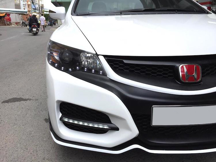 Với bộ bodykit mới, phần đầu của Civic Việt đã có vẻ thể thao như Civic Type-R Hatchback với dải nhựa đen hình chữ Y chạy từ hai bên đèn pha xuống dưới khe hút gió trước. Ngoài cản trước được làm mới, toàn bộ dàn đèn pha và đèn sương mù của chiếc Honda Civic cũng đã được xưởng độ chế lên đèn LED hiện đại.