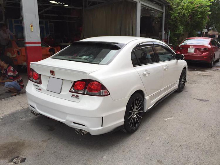 Cùng với nẹp hai bên thân và bộ mâm nhiều cánh đẹp mắt, chiếc Honda Civic sedan đã "lột xác" với vẻ ngoài tương tự Civic Type-R. Theo chủ xưởng độ xe Phi Long cho biết - chi phí độ mẫu xe này không quá lớn, chỉ vào khoảng 35 triệu đồng.