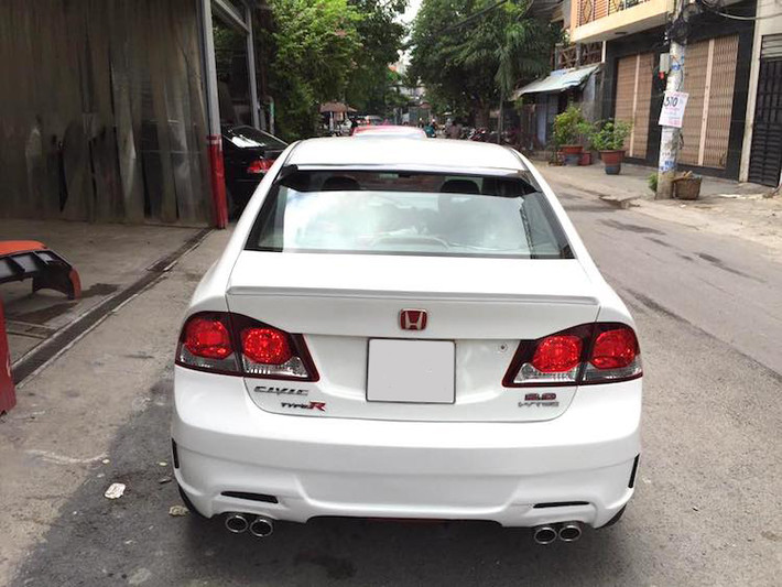 Ở phía sau, vẻ ngoài của Civic cũng đặc biệt hơn nhờ có cản sau mới, kết hợp với cụm ống xả kép ở hai bên. Để khiến chiếc xe trở nên giống phiên bản Type-R hơn nữa, chủ xe cũng đã sử dụng các logo Type-R và chữ H của Honda màu đỏ.