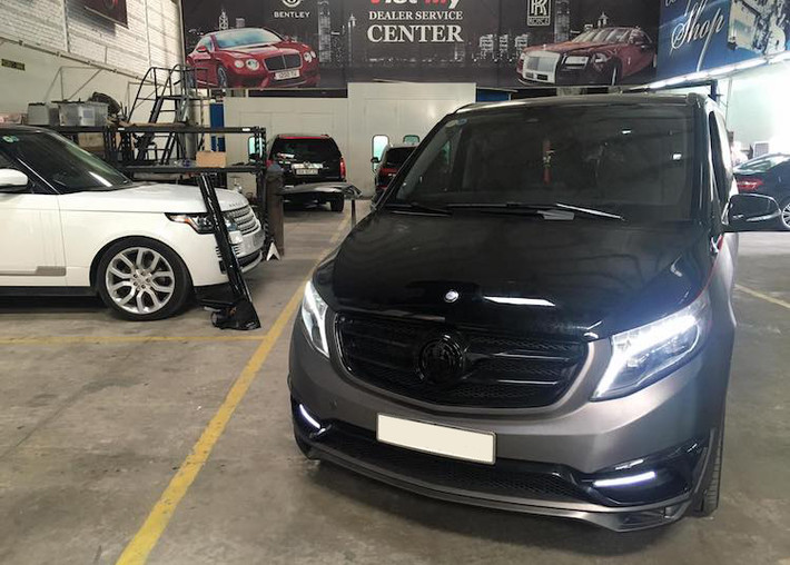 Chiếc V220 CDI này có thể nói là chiếc xe đầu tiên ở Việt Nam được trang bị gói body Black Crystal. Trong đó, nổi bật nhất phải kể tới cản trước hoàn toàn mới mà Larte Design đã thiết kế cho chiếc xe, không chỉ có thiết kế thể thao mà còn bổ sung thêm đèn sương mù LED.