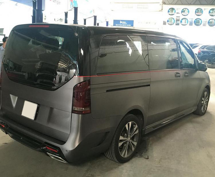 Với việc độ lại ngoại thất bằng gói bodykit Larte Design, chủ nhân của chiếc xe van hạng sang - V220 CDI này đã có trong tay một chiếc xế hộp vừa phong cách, vừa tiện dụng.