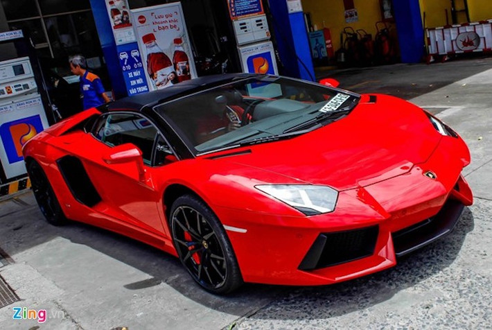 Aventador Roadster là phiên bản mui cứng có thể tháo rời của bản coupe. Mặc dù vậy, hệ thống khung xe được gia cố vô cùng vững chắc do phải loại bỏ bớt phần mui. Trọng lượng tổng thể cũng tăng thêm 50 kg so với phiên bản coupe, đạt 1.625 kg.