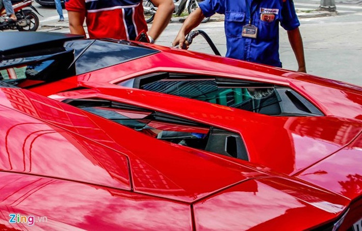 Aventador Roadster vẫn sử dụng động cơ V12, dung tích 6,5 lít như bản coupe. Động cơ sản sinh công suất tối đa 700 mã lực tại 8.250 vòng/phút, mô-men xoắn cực đại 690 Nm tại 5.500 vòng/phút. Sức mạnh động cơ được truyền đến 4 bánh xe thông qua hộp số 7 cấp. Siêu xe có khả năng tăng tốc 0-100 km/h trong 2,9 giây, tốc độ tối đa đạt 349 km/h.
