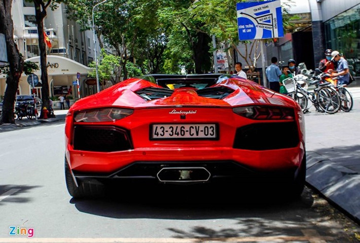 Theo EPA, siêu xe Lamborghini Aventador Roadster tiêu tốn khoảng 24 lít xăng/100 km trong thành phố và 14,7 lít/100 km trên xa lộ. Mức tiêu thụ này đã giảm so với đàn anh Mucielago LP 640 nhưng vẫn cao hơn rất nhiều so với những siêu xe dùng động cơ tăng áp.