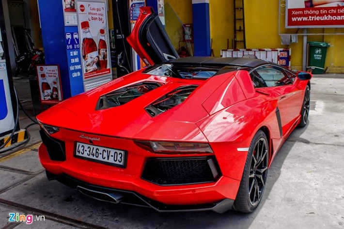 Điểm khác biệt dễ nhận thấy trên phiên bản roadster là hai tấm mui bằng sợi carbon, mỗi tấm nặng 6kg được lắp phía trên nóc. Đây là bước cải tiến so với mui bạt trên Mucielago LP 640 Roadster nổi tiếng khó tháo lắp.