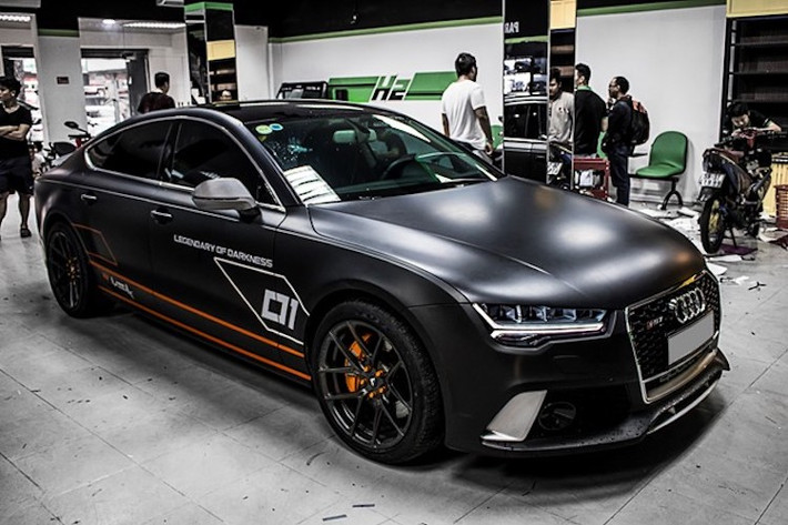 Tại Việt Nam, hiện dòng xe sang Audi A7 Sportback chỉ có một phiên bản duy nhất là TFSI 3.0 quattro. Tuy nhiên trên Thế giới, chiếc xe còn có phiên bản hiệu năng cao RS7 để cạnh tranh với Mercedes CLS 63 AMG. Do rất khó có thể sở hữu một chiếc RS7 tại Việt Nam bởi giá thành xe khá đắt nên một chủ sở hữu A7 đã tiến hành nâng cấp chiếc xe của mình theo phong cách của RS7.