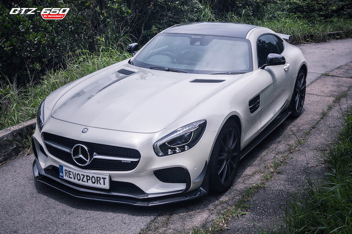 Trước khi AMG GT R được ra mắt vào tháng 6 vừa qua, Mercedes AMG GT S đã từng là phiên bản mạnh mẽ nhất, thể thao nhất của dòng siêu xe AMG GT. Tuy nhiên dưới con mắt của các hãng độ như RevoZport từ Đức, do chia sẻ chung động cơ và chassis nên AMG GT S vẫn còn rất nhiều tiềm năng để có thể "hạ bệ" đàn em.