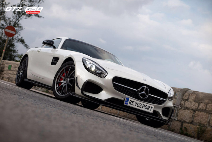 Ở dạng nguyên bản, toàn bộ dòng AMG GT đều sử dụng chung loại động cơ V8 tăng áp kép 4.0l. Tuy nhiên tùy từng phiên bản, Mercedes đã điều chỉnh công suất động cơ cho phù hợp. Trên AMG GT S, động cơ này có công suất tối đa 503 mã lực tại 6.250 vòng/phút và mô-men xoắn cực đại 650 Nm.