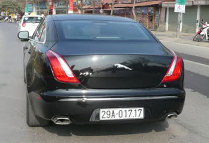 Không chơi được tứ quý, chiếc Jaguar hàng hiếm này cũng gây chú ý với biển cặp 17.