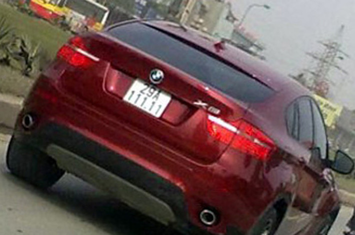 Còn chiếc BMW X6 giá ngót nghét 5 tỷ này thì chơi hẳn biển số 5 con 1.