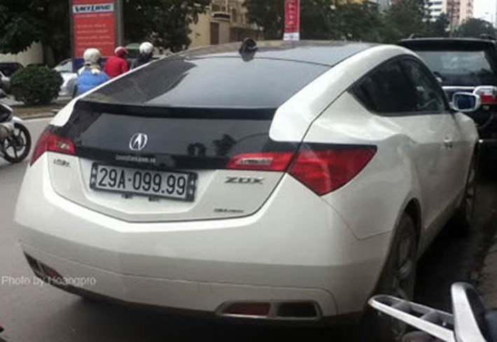 Chiếc Acura ZDX tiền tỉ cũng thể hiện độ chơi với biển 5 số có tứ quý 9 ở đuôi.
